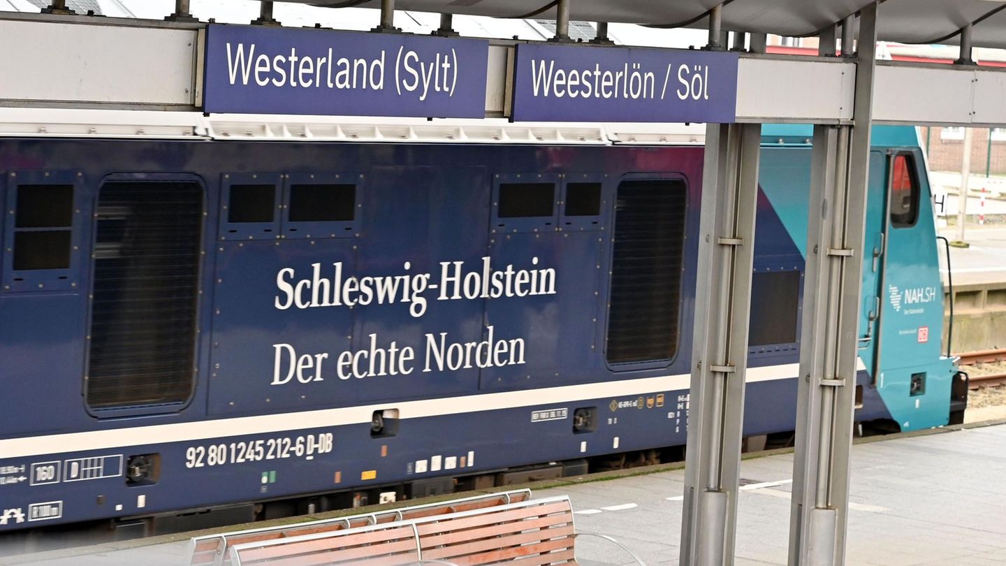 Eine kaputte Weiche zwischen Niebüll und Westerland behindert den Bahnverkehr von und nach Sylt. Zwischen 5.45 Uhr und 9.30 Uhr konnten am Mittwoch keine Züge fahren, auch die Autozüge waren betroffen. Im Laufe des Vormittags wurde der Zugverkehr eingeschränkt wieder aufgenommen. Weil die Weiche umfangreich repariert werden muss, ist nur ein eingleisiger Zugbetrieb möglich. Bis zum 20. September kann es nach Angaben der Deutschen Bahn noch zu Einschränkungen kommen.