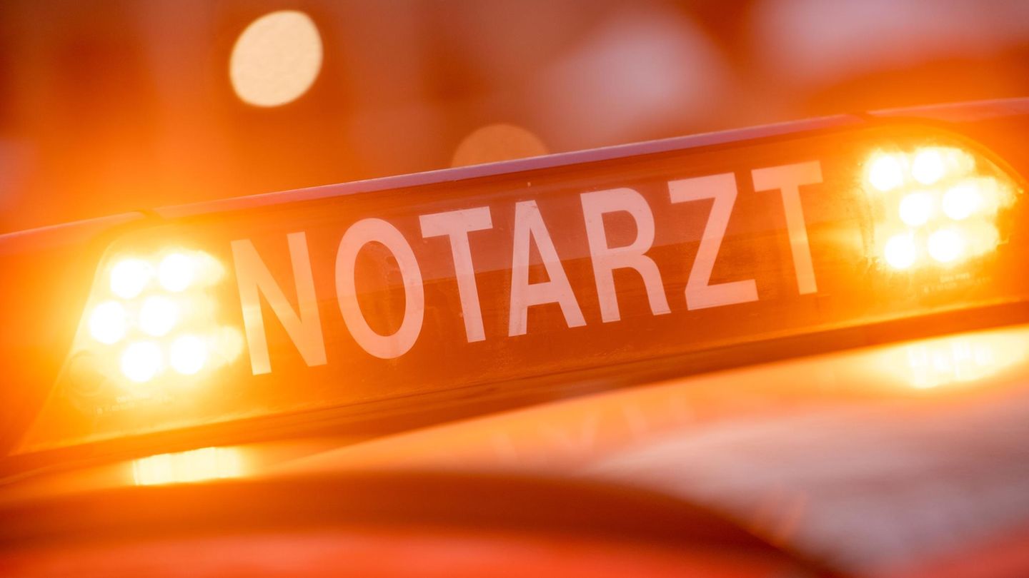 Ein Notarzt-Wagen mit eingeschaltetem Blaulicht (Symbolbild Tod durch Deospray)