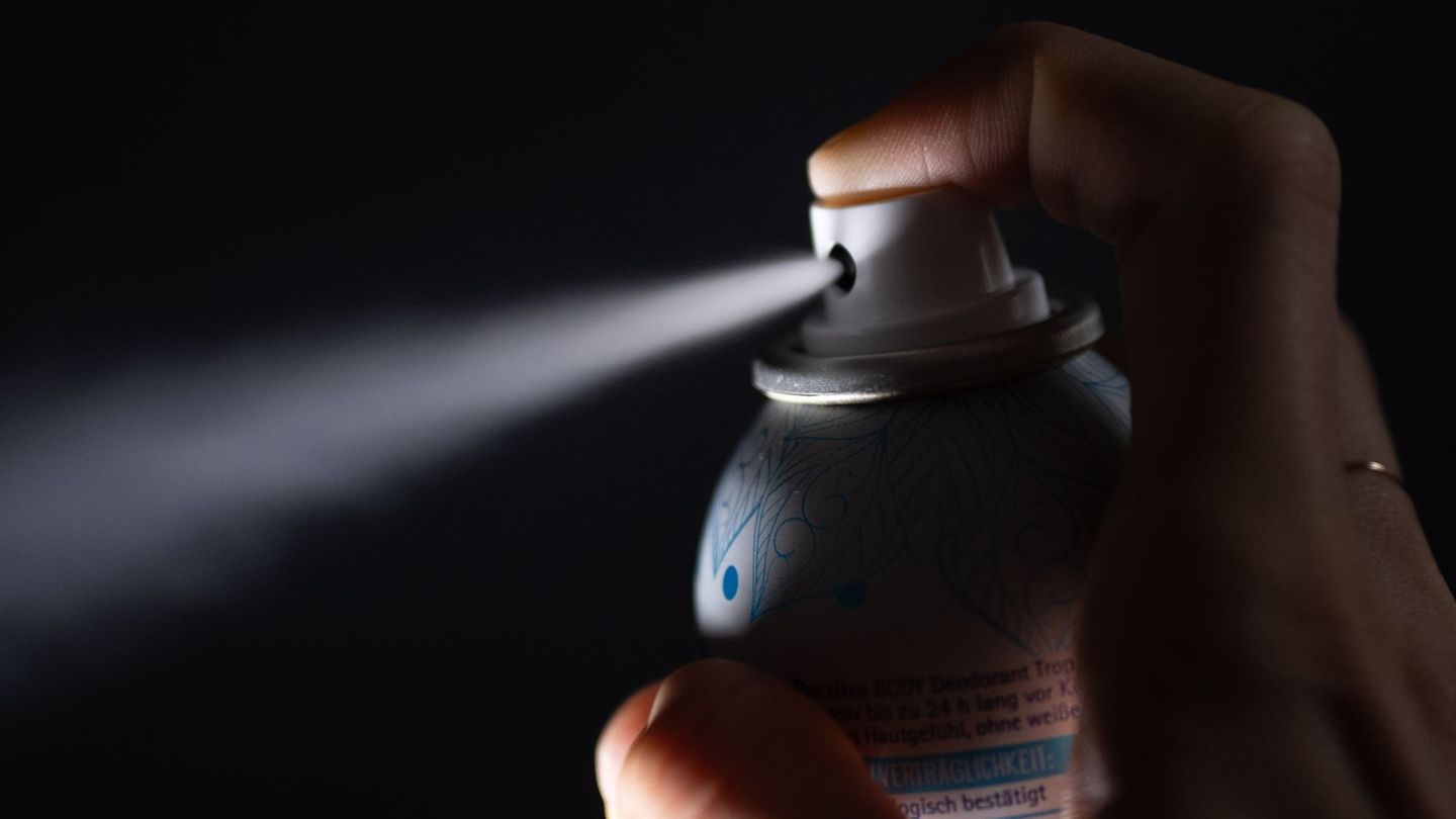 Schon seit Jahren warnen Behörden vor massiven Gesundheitsgefahren durch die sogenannte Deo-Challenge. (Symbolfoto) Foto: Monika
