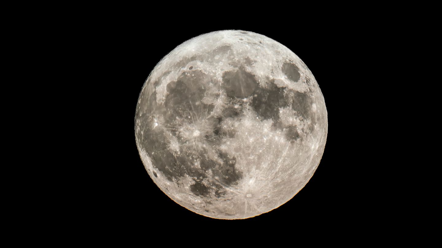 Nasa-Mondmission-Symbolbild: Nahaufnahme vom Mond am Nachthimmel