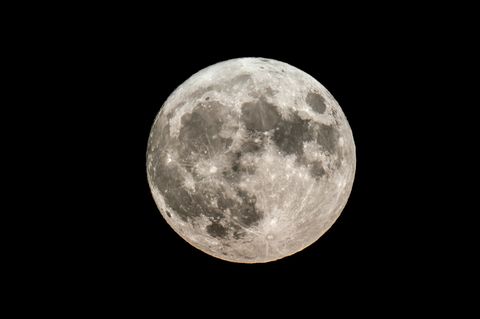Nasa-Mondmission-Symbolbild: Nahaufnahme vom Mond am Nachthimmel