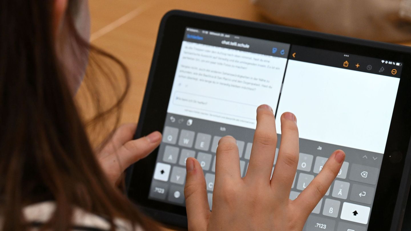 Der KI-Chatbot "Telli" steht allen öffentlichen Schulen in Brandenburg zur Verfügung. (Archivbild) Foto: Carmen Jaspersen/dpa