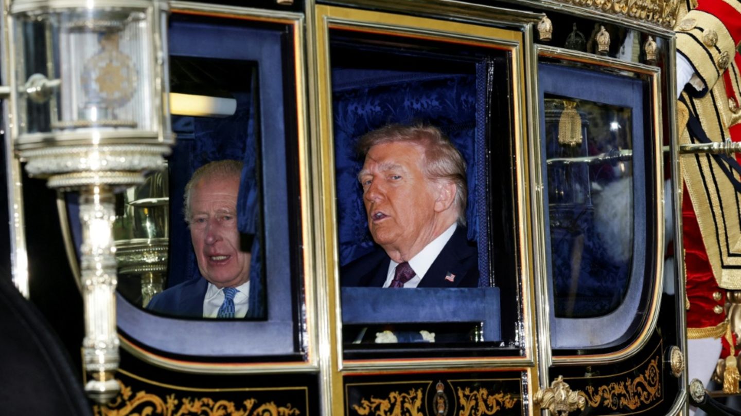 König Charles III. und Donald Trump in der Pferdekutsche