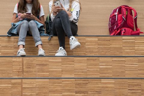 Smartphones sind aus unserem Leben kaum wegzudenken, auch an Schulen sind sie weit verbreitet. Die Kultusministerin will die pri
