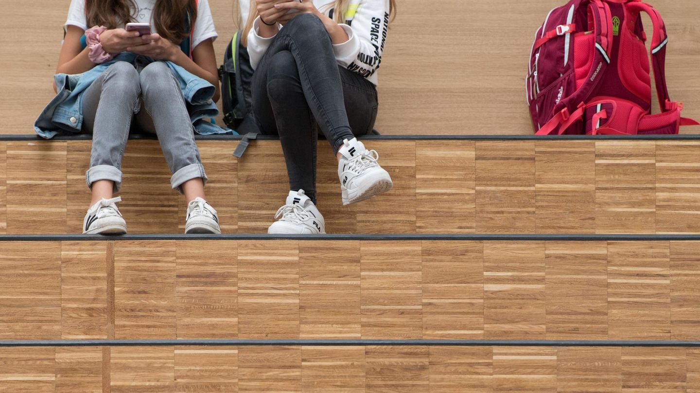 Smartphones sind aus unserem Leben kaum wegzudenken, auch an Schulen sind sie weit verbreitet. Die Kultusministerin will die pri