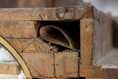 Ein feiner Riss führte Forscher in einen verborgenen Hohlraum, wo sie ein Schriftstück fanden. Foto: Kathrin Ulrich/Herzog-Anton