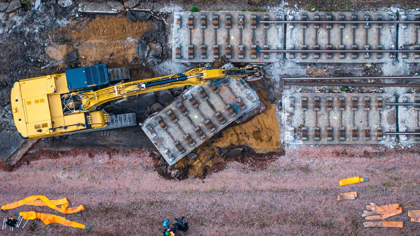 Mit schwerer Technik wurde heute auf einem Teilstück der Bahnstrecke Hamburg-Berlin die vor Jahrzehnten eingebaute feste Fahrbah