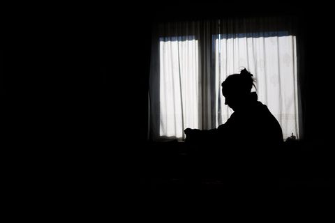 Die EU-Kommission hat ein neues Medikament gegen Wochenbettdepressionen zugelassen. (Symbolbild) Foto: Julian Stratenschulte/dpa