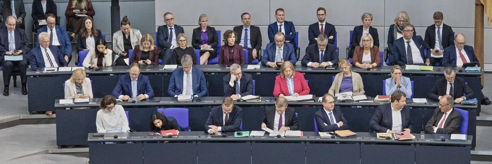 Volle Reihen: Die Regiungsbank im Bundestag um Bundeskanzler Friedrich Merz und Lars Klingbeil
