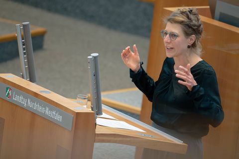 Grünen-Fraktionschefin Verena Schäffer spottet in der Haushaltsdebatte des nordrhein-westfälischen Landtags über "die Liebe der