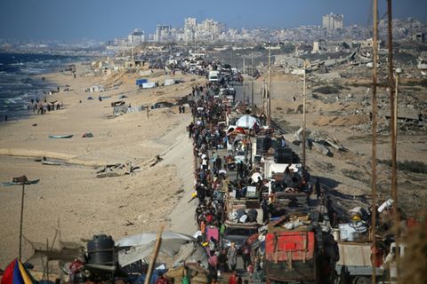Aus der Stadt Gaza flüchtende Menschen