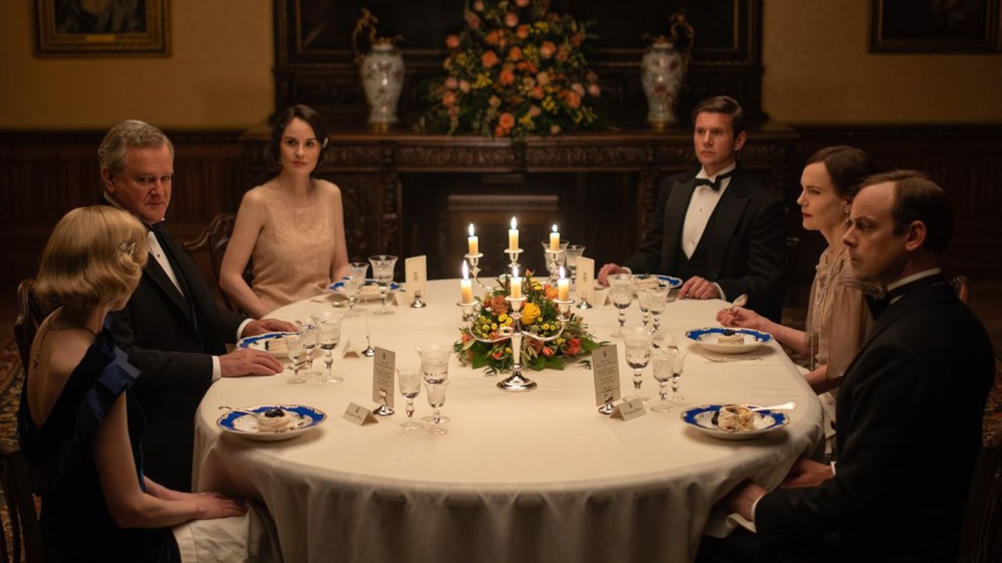 Laura Carmichael, Hugh Bonneville, Michelle Dockery, Allen Leech, Elizabeth McGovern und Harry Hadden-Paton (v.l.) in "Downton