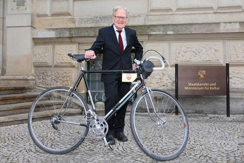 Radfahrer Täve Schur wurde mit dem Landesverdienstorden ausgezeichnet. Foto: Peter Gercke/dpa