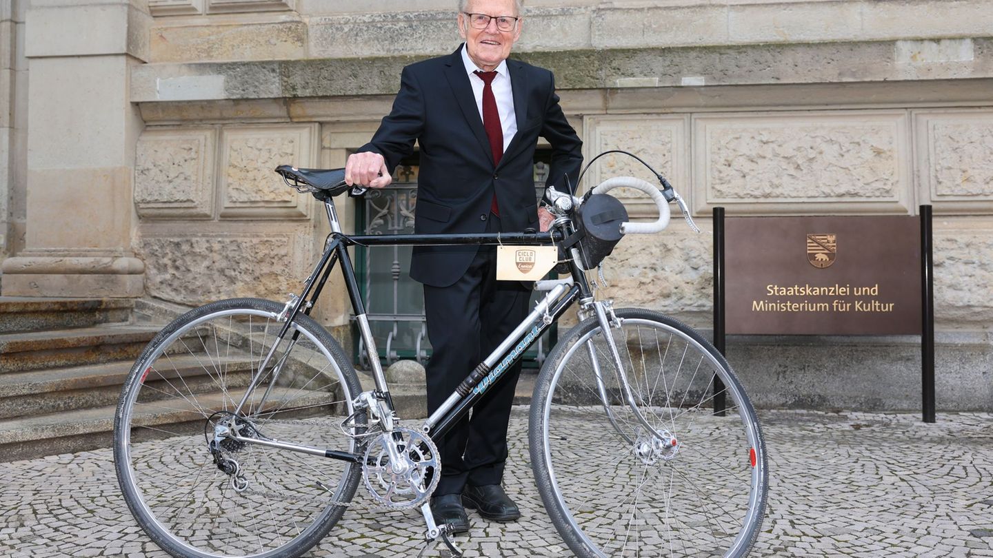 Radfahrer Täve Schur wurde mit dem Landesverdienstorden ausgezeichnet. Foto: Peter Gercke/dpa