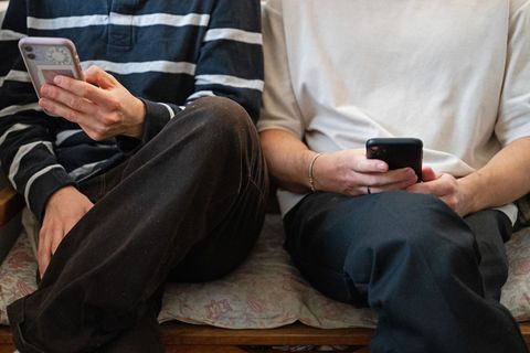 Im Schnitt verbringen 15-Jährige in Deutschland laut OECD fast sieben Stunden täglich an diversen Bildschirmen (Archivbild). Fot