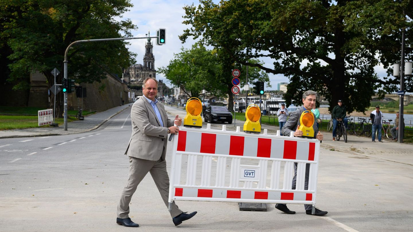 Dirk Hilbert (FDP, l), Oberbürgermeister der Stadt Dresden, und Stephan Kühn (Bündnis 90/Die Grünen), Baubürgermeister der Stadt