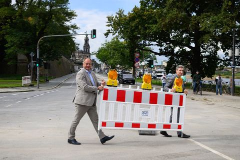 Dirk Hilbert (FDP, l), Oberbürgermeister der Stadt Dresden, und Stephan Kühn (Bündnis 90/Die Grünen), Baubürgermeister der Stadt