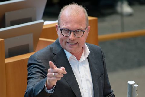 SPD-Oppositionsführer Jochen Ott setzt in der Haushaltsdebatte des nordrhein-westfälischen Landtags zum Rundumschlag gegen Schwa