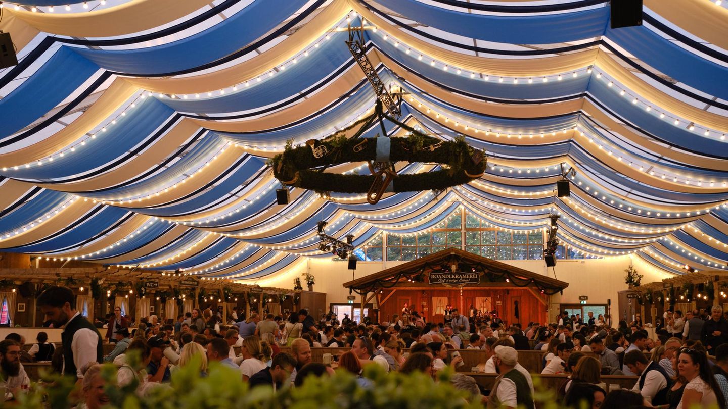 Oktoberfest: Blick in das Festzelt "Boandlkramerei" auf der Oidn Wiesn