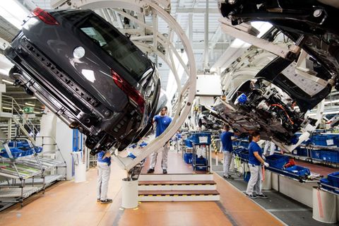 Der anhaltende Auftragsmangel trifft die Autobranche besonders hart. (Symbolbild) Foto: Julian Stratenschulte/dpa