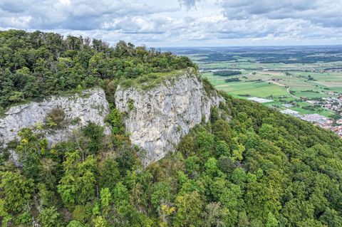 Der Rosenstein ist ein bei Ausflüglern beliebter Berg auf der Ostalb. Foto: Jason Tschepljakow/dpa