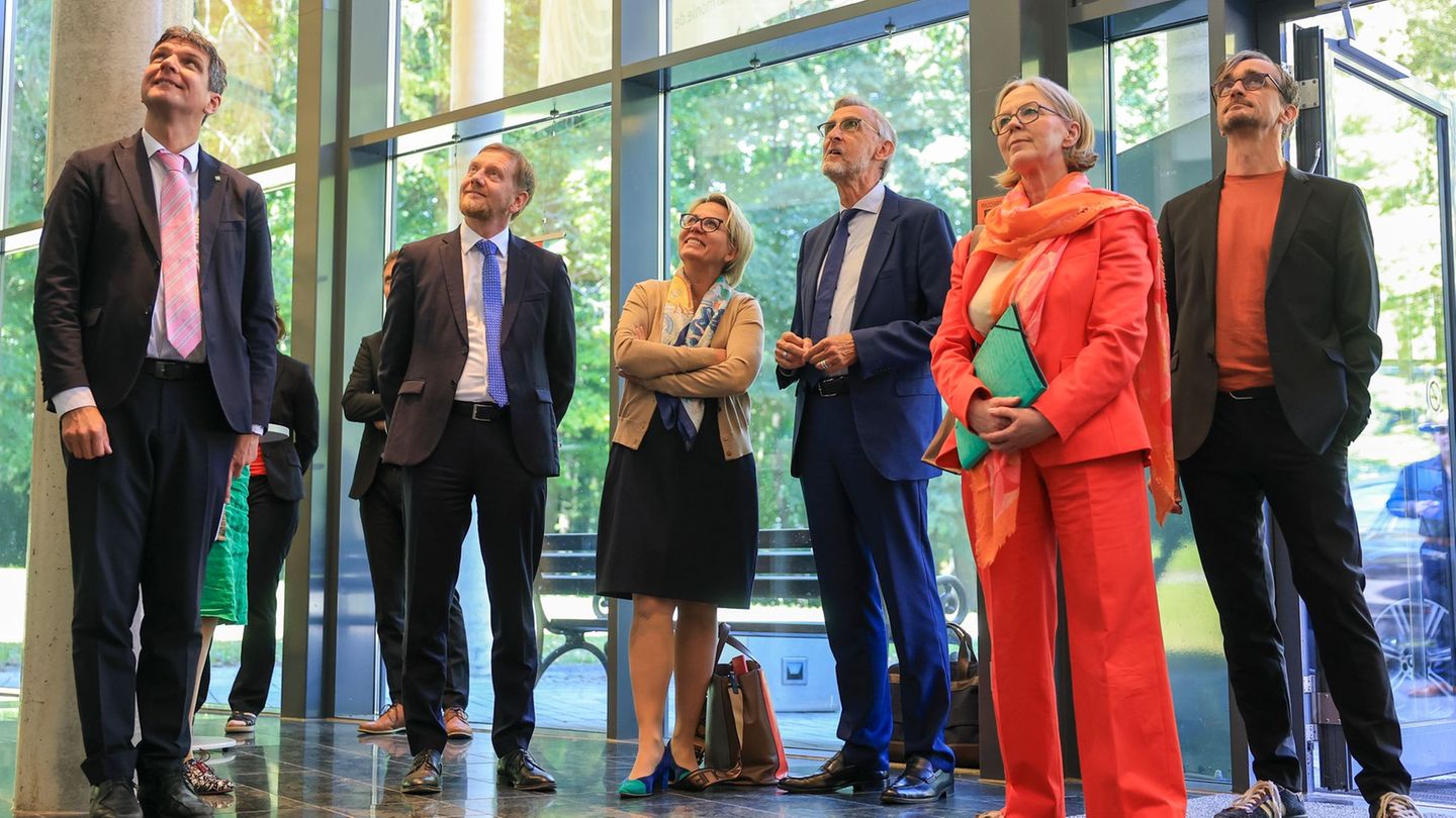 Das Kabinett trifft sich nicht nur in Dresden, sondern auch außerhalb. (Archivbild) Foto: Jan Woitas/dpa