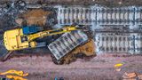 Wittenberge, Brandenburg. Mit schwerer Technik wird auf einem Teilstück der Bahnstrecke Hamburg-Berlin die Fahrbahn aus Beton abgerissen. Die Bauarbeiten sind Teil eines neunmonatigen Sanierungsprojektes. Die zweigleisige, rund 280 Kilometer lange Strecke ist bis April 2026 komplett gesperrt