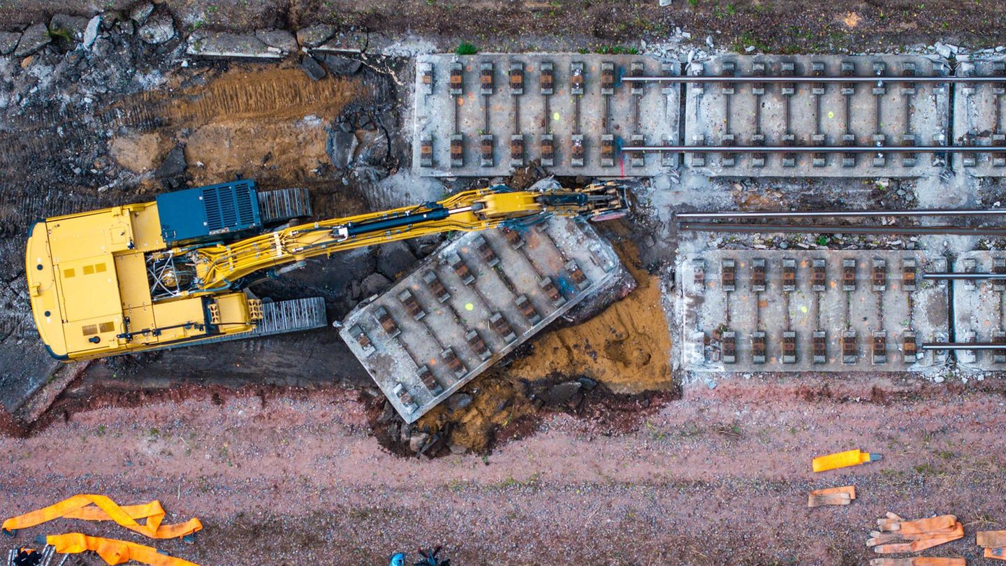 Wittenberge, Brandenburg. Mit schwerer Technik wird auf einem Teilstück der Bahnstrecke Hamburg-Berlin die Fahrbahn aus Beton abgerissen. Die Bauarbeiten sind Teil eines neunmonatigen Sanierungsprojektes. Die zweigleisige, rund 280 Kilometer lange Strecke ist bis April 2026 komplett gesperrt