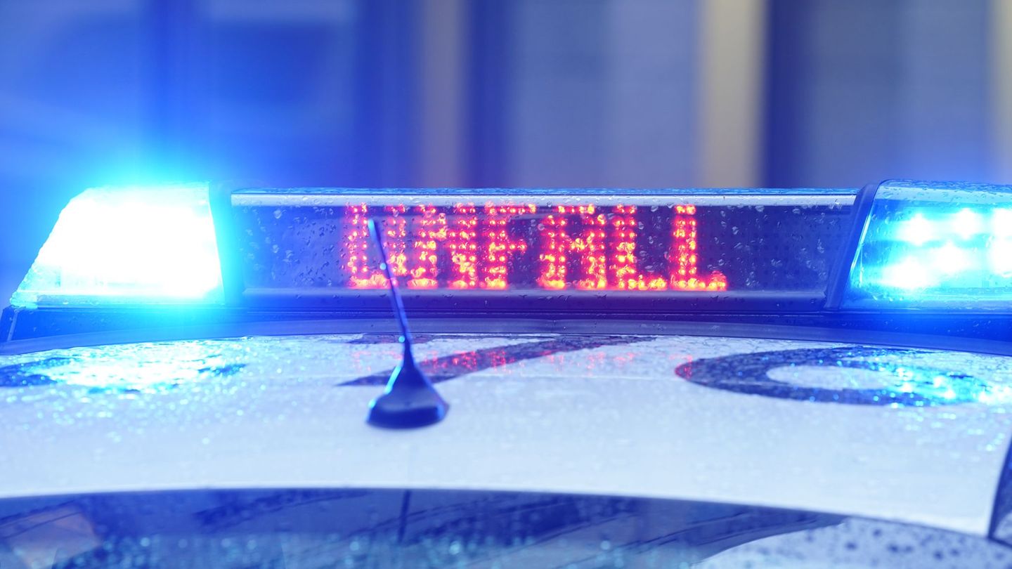 Ein Mopedfahrer ist in Hamburg-Veddel von einem Lastwagen erfasst und lebensgefährlich verletzt worden. (Symbolfoto) Foto: Marcu
