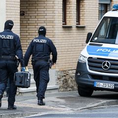 Die Polizei stellte bei den Durchsuchungen scharfe Waffen sicher. Foto: --/dpa