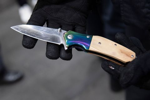 Die neue Landesverordnung für das Verbot von Messern und Waffen im ÖPNV soll zur Weihnachtsmarktsaison in Kraft treten. (Symbolb