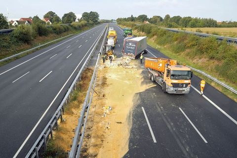Der Lastwagen hat seine Ladung auf der Autobahn 1 verloren. Foto: Jörn Hüneke/dpa