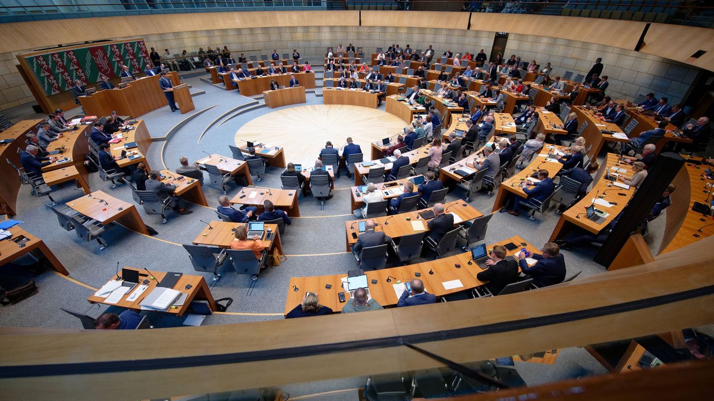 Die Opposition im NRW-Landtag verlangt von der Regierung Aufklärung zu einem "Kita-Geheimpapier". Foto: Henning Kaiser/dpa