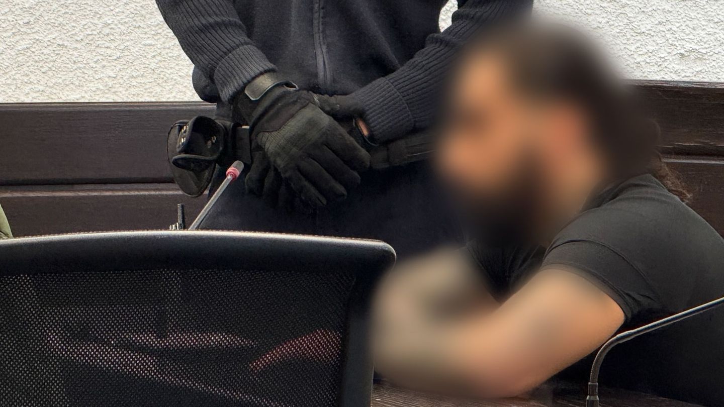 Das vom Angeklagten angefahrene Opfer liegt seit der Tat im Oktober 2023 im Wachkoma. Foto: Martin Oversohl/dpa