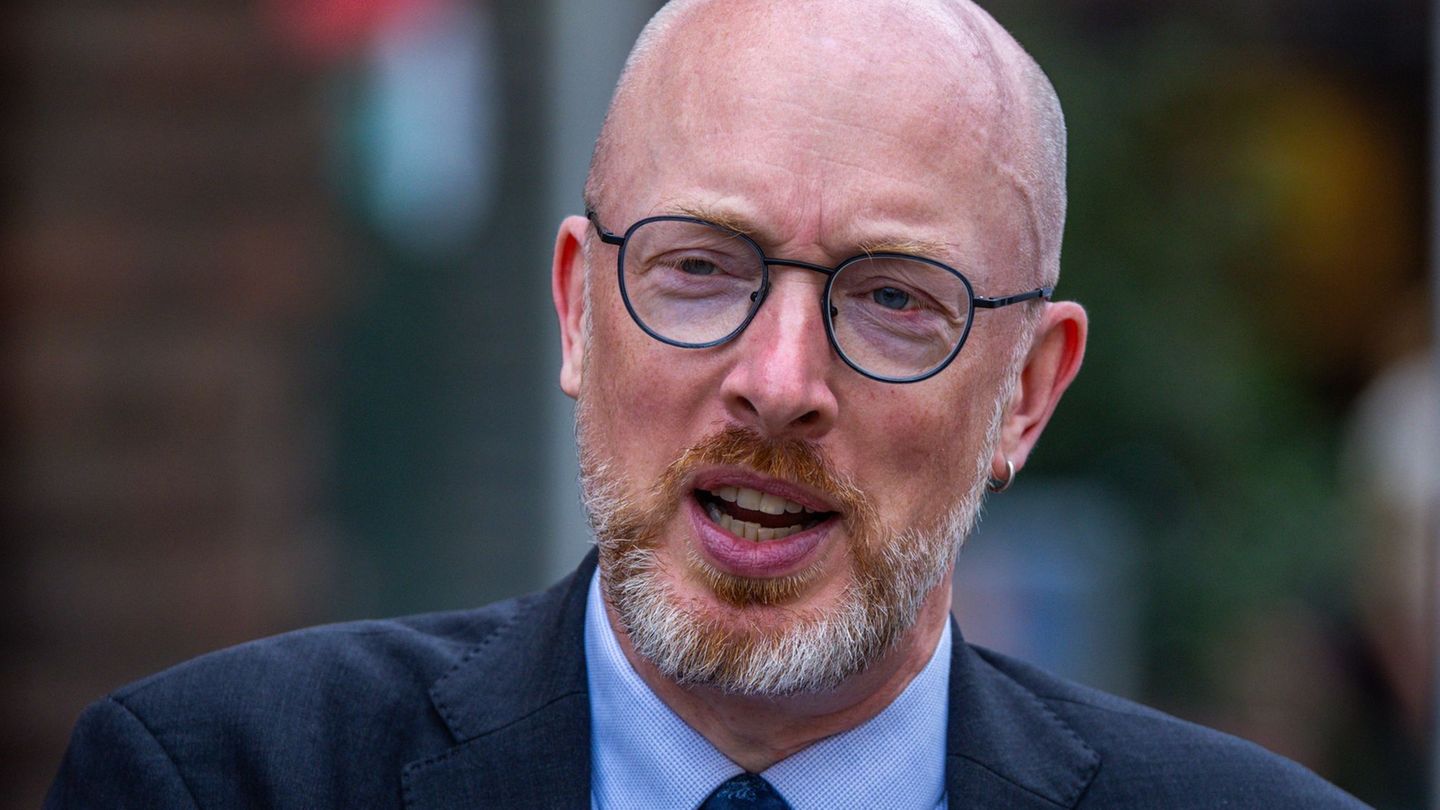 Innenminister Christian Pegel (SPD) sieht sich wegen der Turbo-Beförderung eines Beamten Rücktrittsforderungen ausgesetzt. Nun k