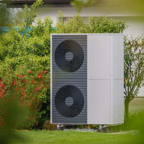 Wärmepumpe im Garten