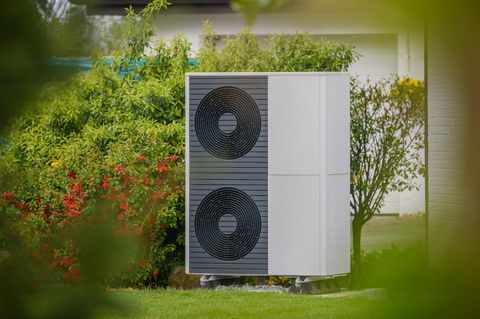 Wärmepumpe im Garten