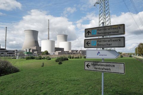 Am 25. Oktober sollen die beiden rund 160 Meter hohen Kühltürme des vor knapp vier Jahren stillgelegten Atomkraftwerks Gundremmi