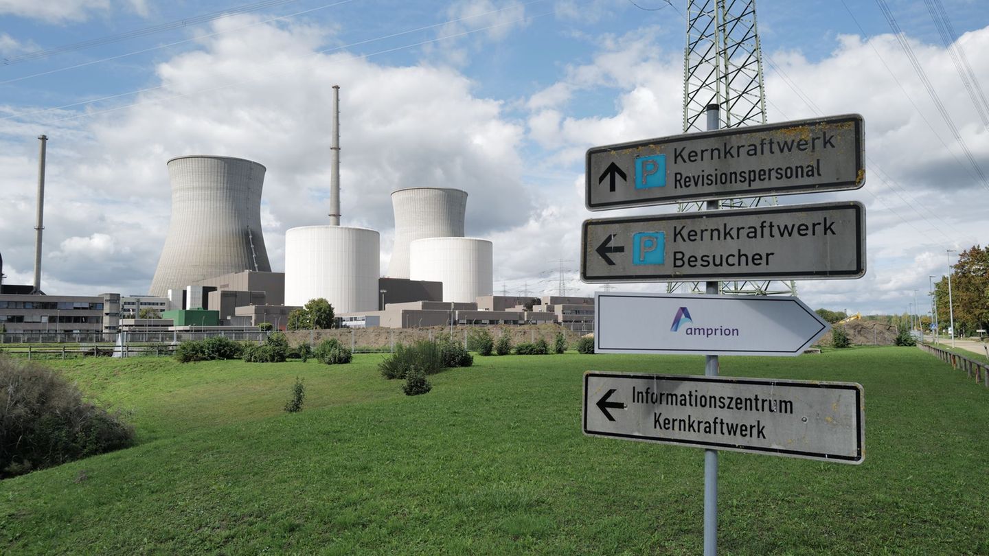 Am 25. Oktober sollen die beiden rund 160 Meter hohen Kühltürme des vor knapp vier Jahren stillgelegten Atomkraftwerks Gundremmi