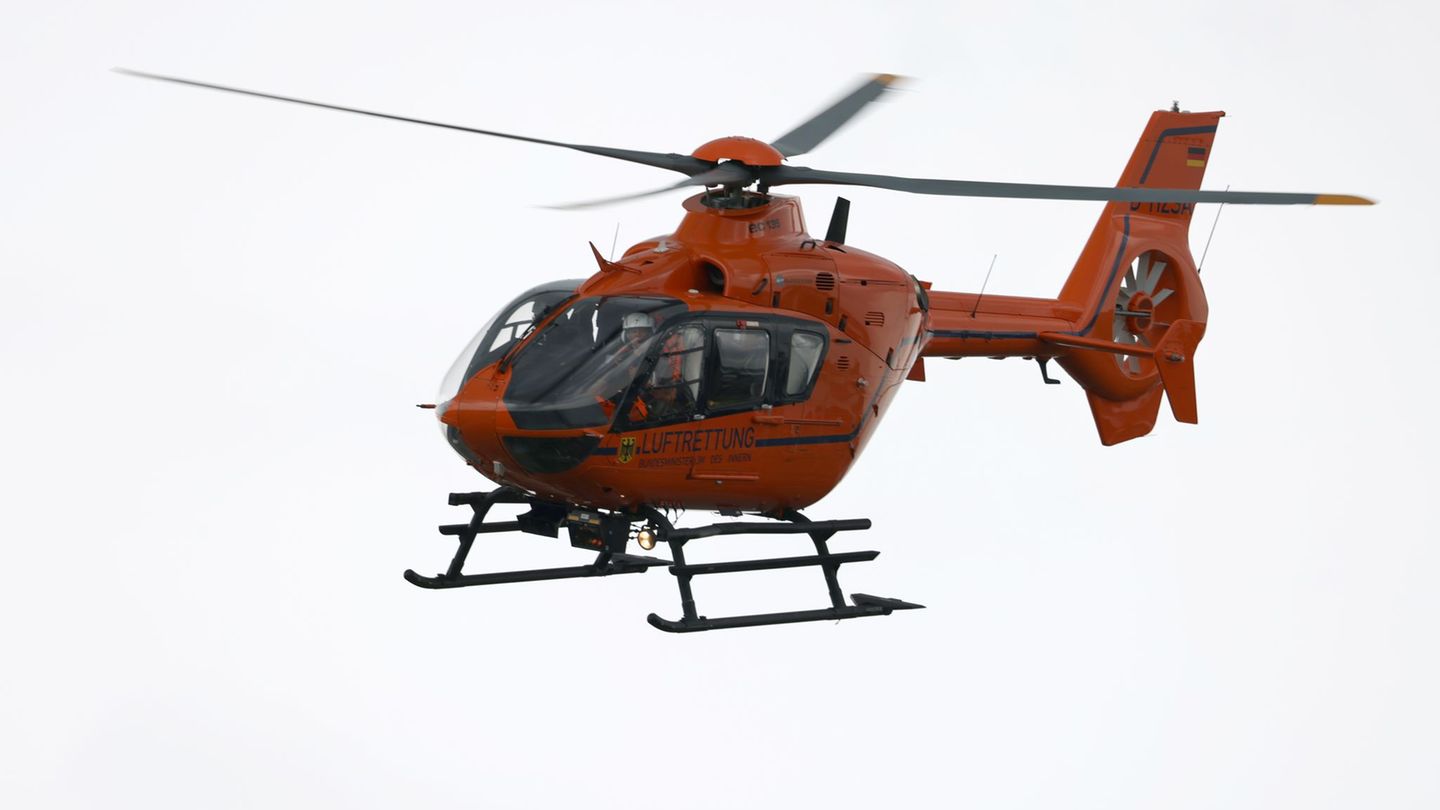 Mit einem Hubschrauber wird der Schwerverletzte ins Krankenhaus geflogen. (Symbolbild) Foto: Oliver Berg/dpa