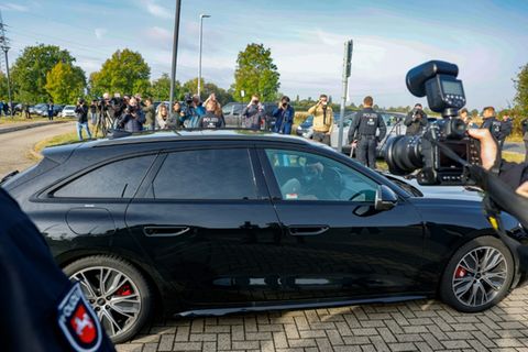 Auto mit Christian B. vor Justizvollzugsanstalt