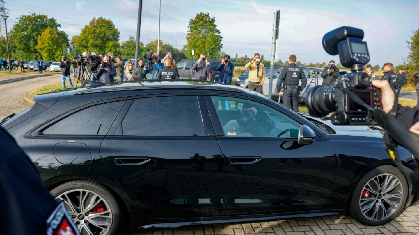 Auto mit Christian B. vor Justizvollzugsanstalt