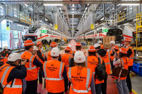 Das neue ICE-Instandhaltungswerk in Cottbus schafft neue Arbeitsplätze. Foto: Patrick Pleul/dpa