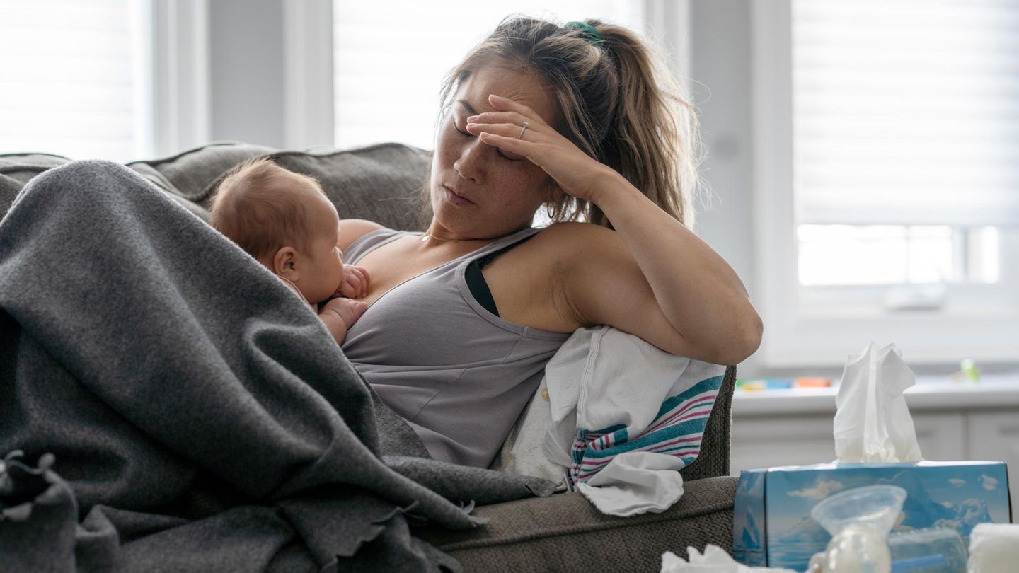 Eine Mutter mit Baby auf der Brust: 10 bis 15 Prozent der Frauen entwickeln nach der Geburt eine Wochenbettdepression