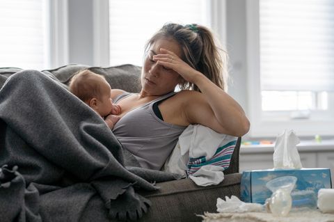 Eine Mutter mit Baby auf der Brust: 10 bis 15 Prozent der Frauen entwickeln nach der Geburt eine Wochenbettdepression