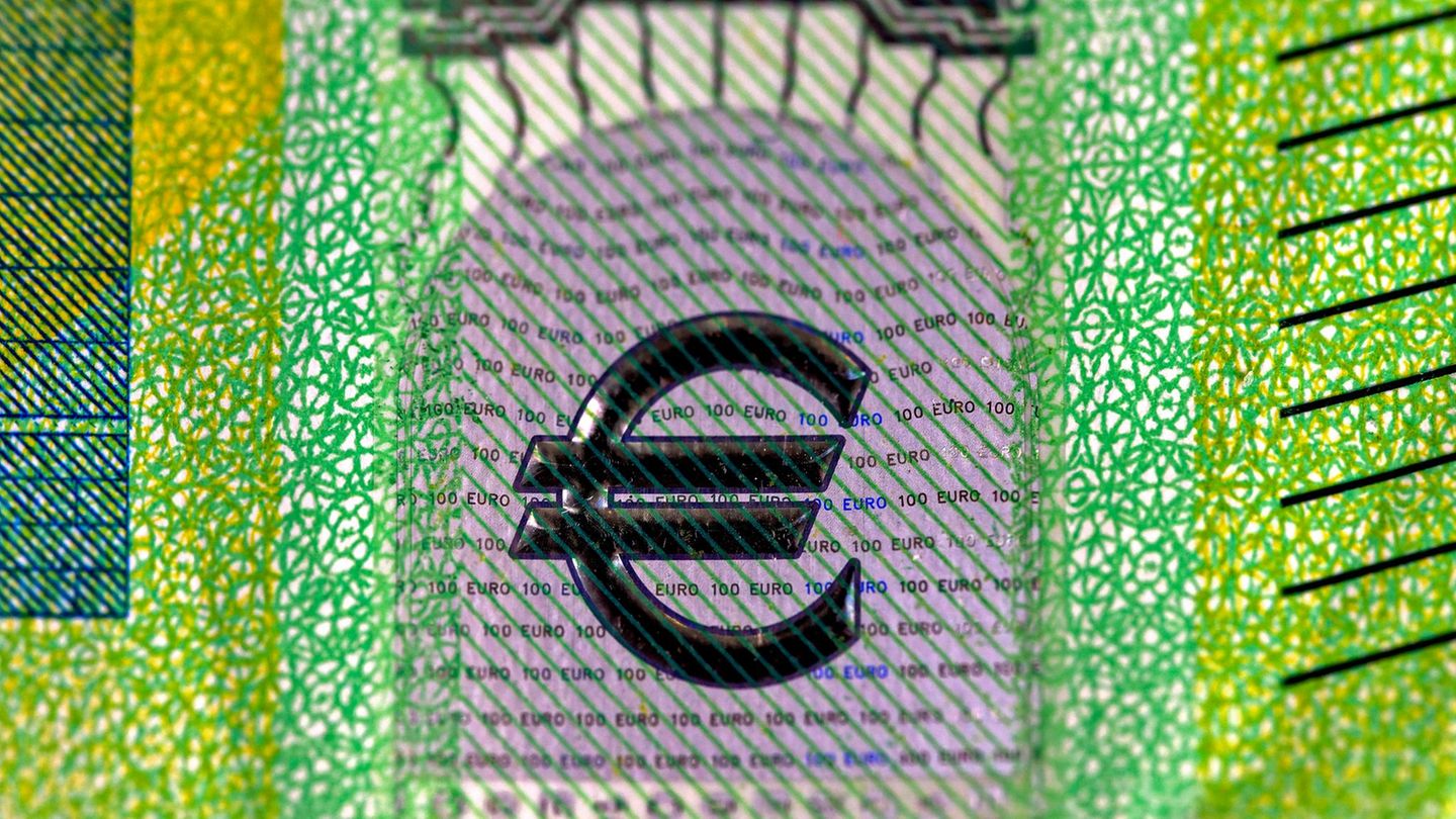 Ein Euroschein in Nahaufnahme (Symbolbild Tagesgeld)