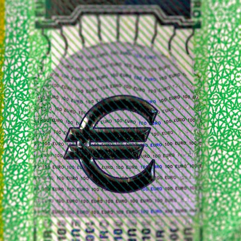 Ein Euroschein in Nahaufnahme (Symbolbild Tagesgeld) Ein Euroschein in Nahaufnahme (Symbolbild Tagesgeld)