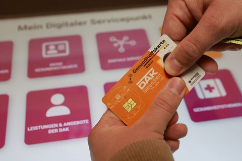 Neben Bürgerservices können Kunden auch mit ihren Krankenkassen in Kontakt treten. Foto: Matthias Bein/dpa