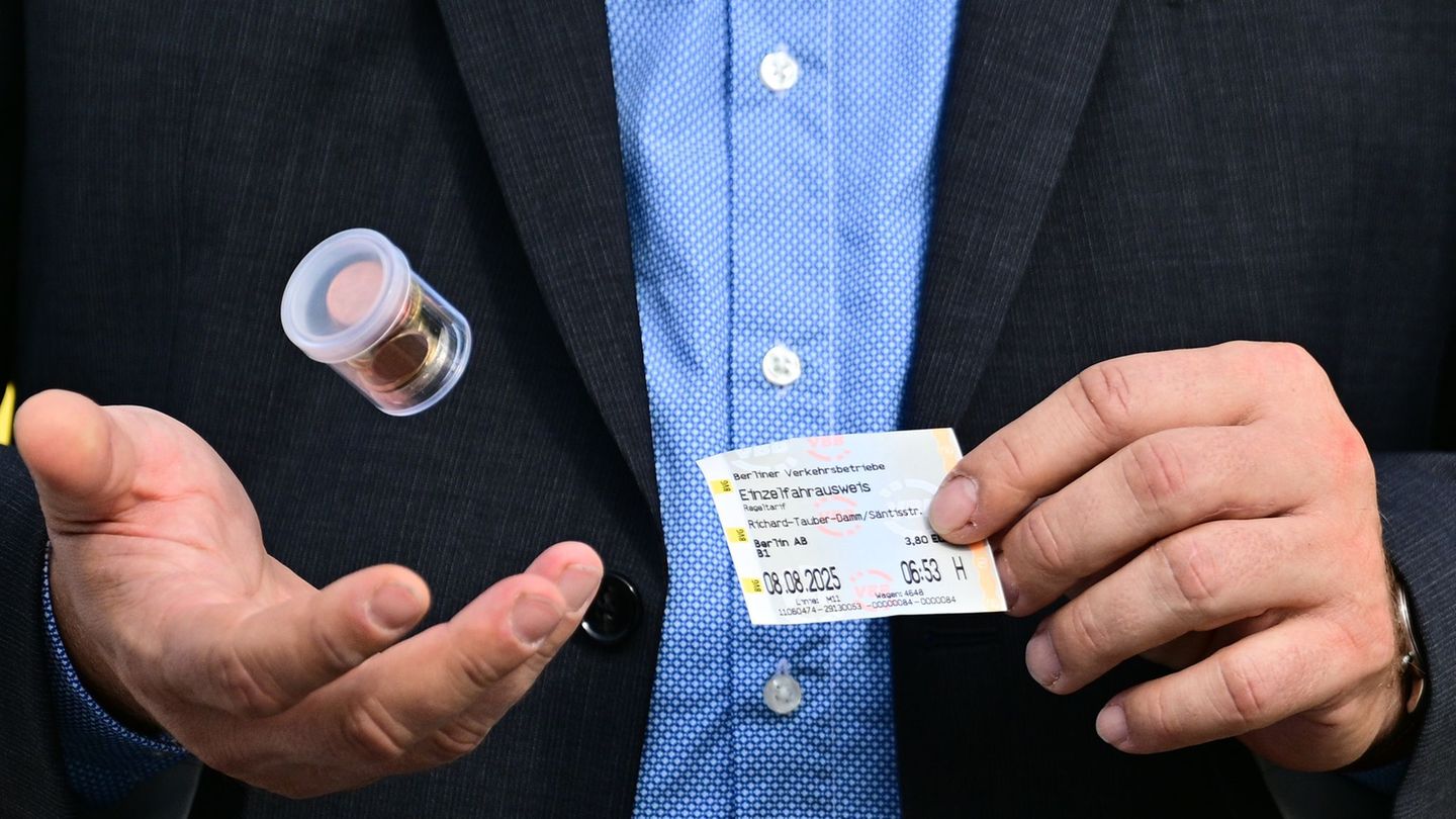 Ein Einzelticket kostet ab Januar wohl erstmals mehr als 4 Euro. (Archivbild) Foto: Sebastian Christoph Gollnow/dpa