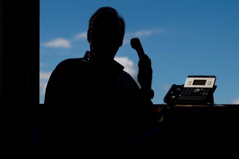 Erst nach der Übergabe bemerkt das Ehepaar den Betrug. (Symbolbild) Foto: Julian Stratenschulte/dpa